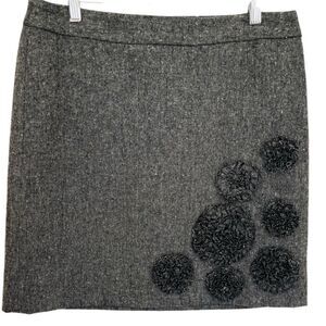 LOFT Lined Wool Blend gray& white tweed flower accent skirt size 6.